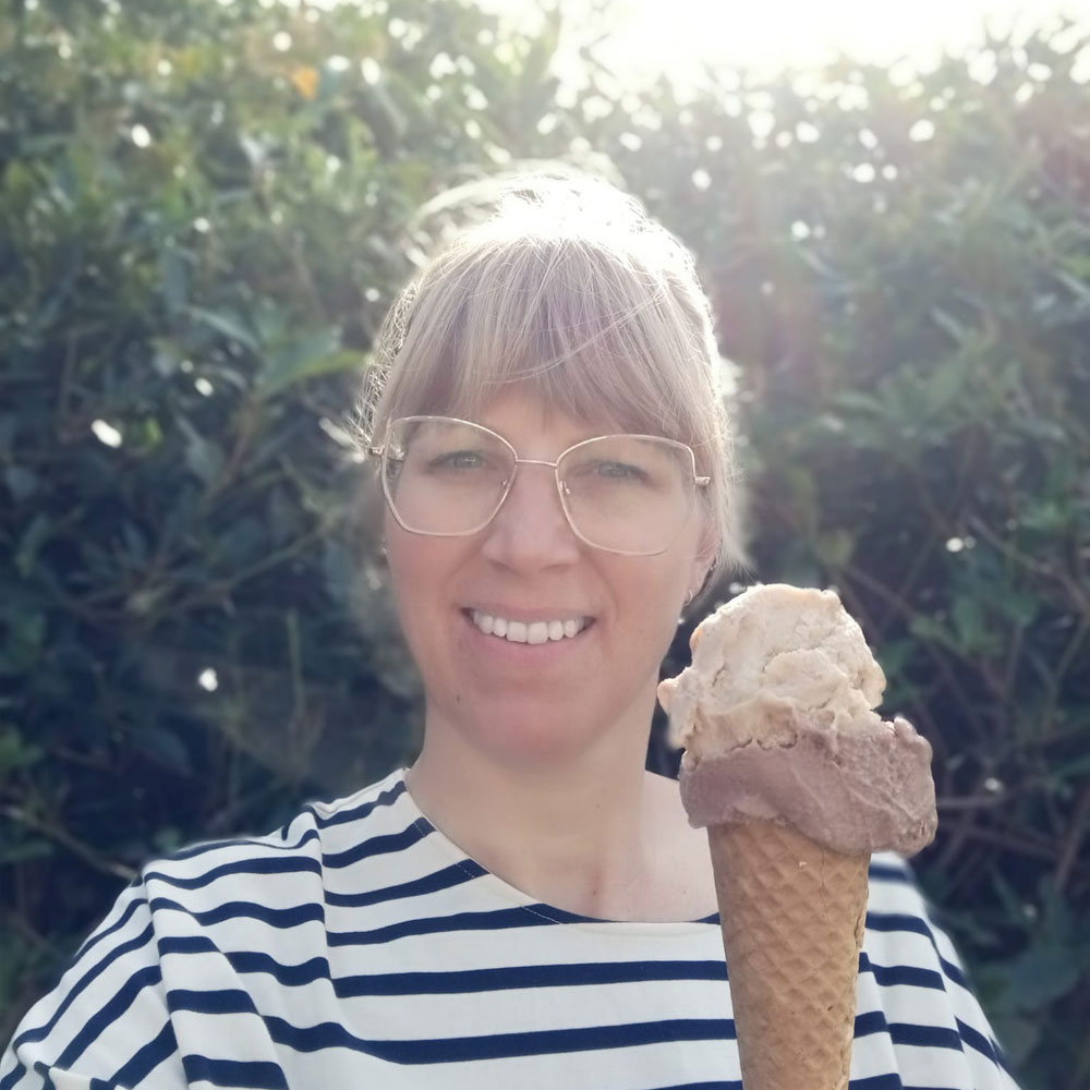 Aan ons charmante schepijskraampje kan u terecht voor ‘een goei kremglaske’. Klassieke vanille, knapperige hazelnoot of smeuïge banaan, de aangeboden smaken variëren dagelijks. Als de temperaturen stijgen, stijgt het aanbod mee  :)